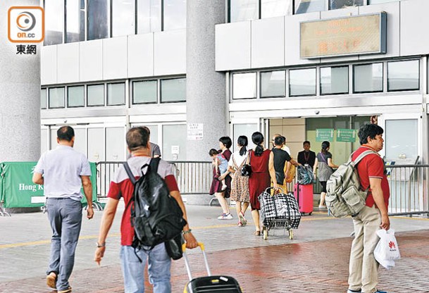 有議員建議，香港和內地先行局部通關，讓有探親和商務需要的港人到內地閉環式活動。