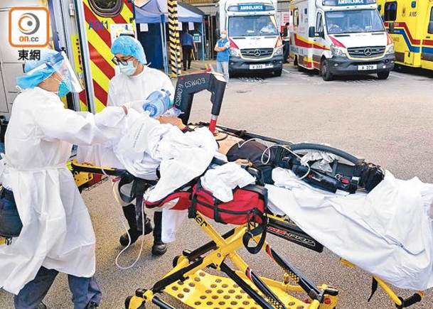 尖沙咀：婦人被送上救護車，惜最終不治。（蘇偉明攝）