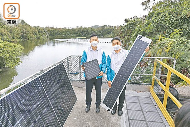 呂振龍（右）及庾志強（左）表示浮式太陽能發電系統不會耽誤珍貴的土地資源。