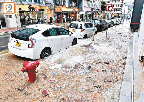 尖沙咀大量泥水從地底湧出，沙石堆滿行人路。（馬竟峯攝）