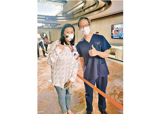 林琳（左）發現林哲玄（右）喺酒店都着住醫生工作服。