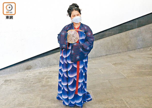 身穿中唐時期漢服的陸小姐指，香港故宮結合中西文化的特質。