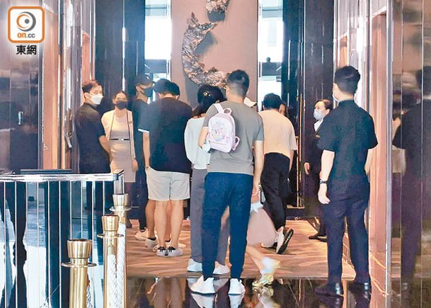 瑜伽女謀殺案  親友赴酒店祭亡魂