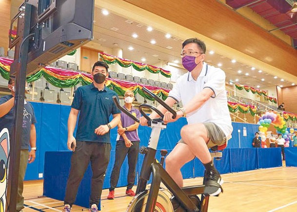 孫東玩VR單車比賽。