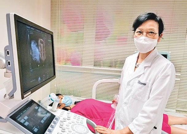 梁冬陽醫生示範操作盆腔超聲波檢查儀器。