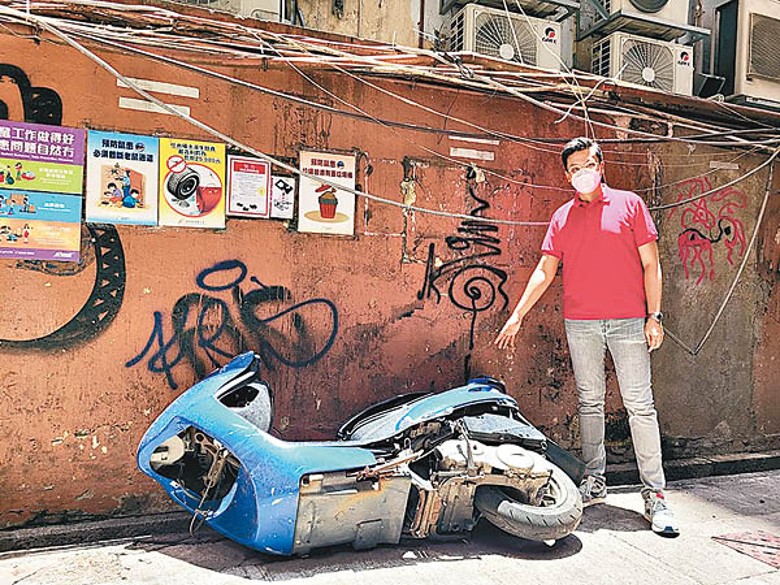 梁文廣喺後巷發現棄置電單車。