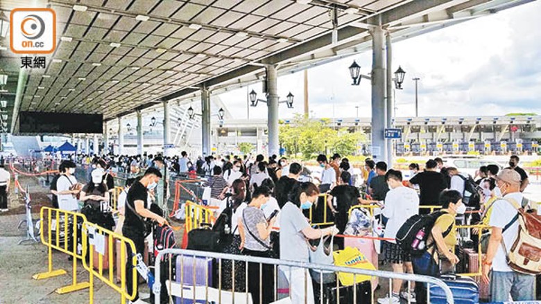大批市民在深圳灣排隊過關。