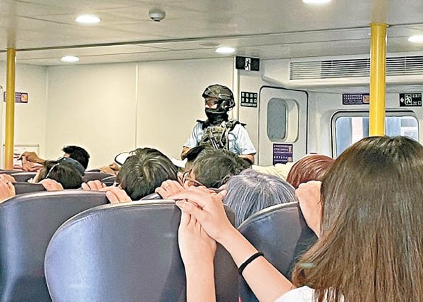 警員荷槍實彈要求船上乘客雙手放在前方椅背。