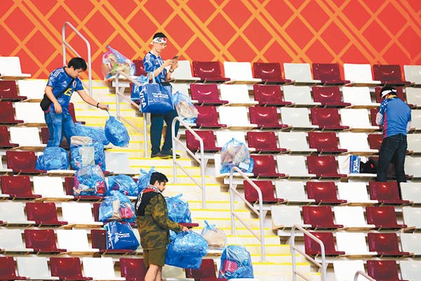 贏盡掌聲：日本球迷賽後主動執垃圾。（Getty Images圖片）