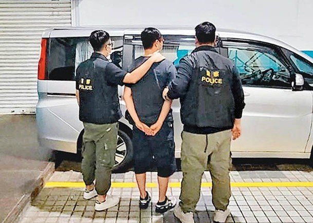 荃灣：收外圍投注的男子帶署扣查。