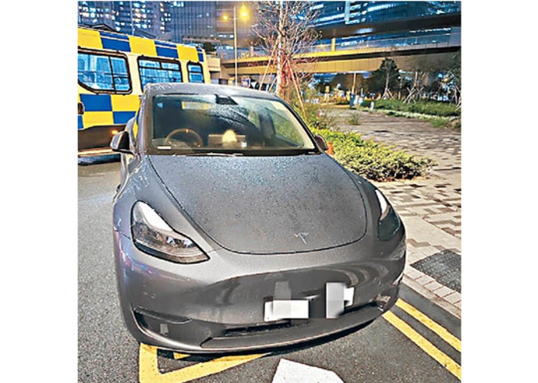 東九龍：警方在東九龍總區總部外截查Tesla電動車。