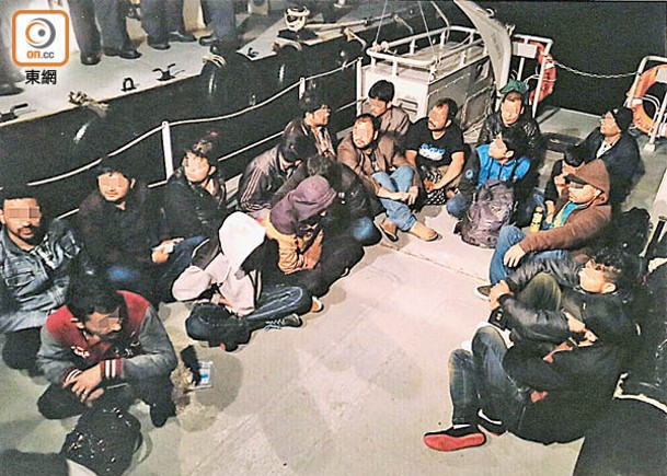 入境處會繼續與內地執法機關合作，從源頭堵截非華裔人士偷渡來港。