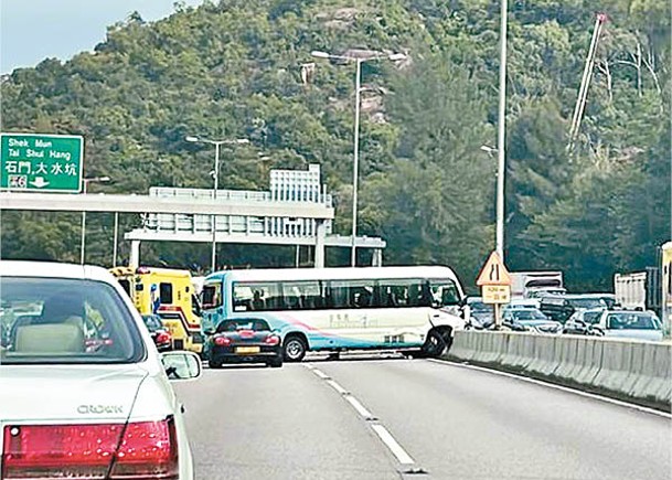 穿梭巴撞房車復撼壆 釀兩傷