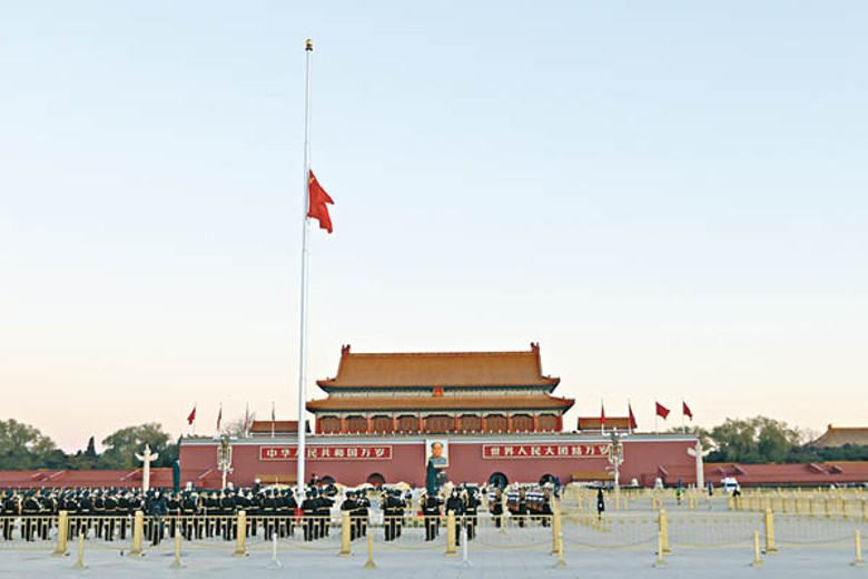 北京市天安門廣場下半旗向江澤民致哀。