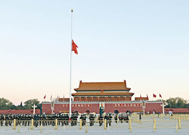 北京市天安門廣場下半旗向江澤民致哀。