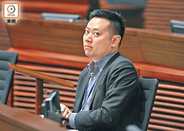 去年初的民政事務局局長徐英偉引咎辭職。