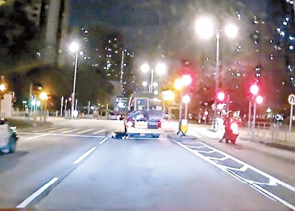 小巴疑趕燈尾開車，導致乘客跌倒。