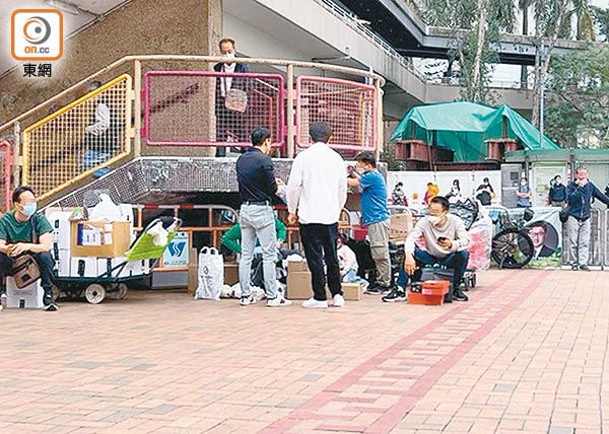 上水：昨日「復常」的水貨活動，包括洗頭水、紅酒及波鞋等。（黃家豪攝）