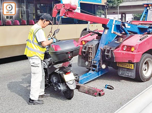 藍田：涉事電單車被拖走。（朱偉坤攝）