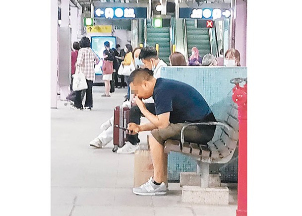 有平頭男於港鐵沙田站月台抽煙。
