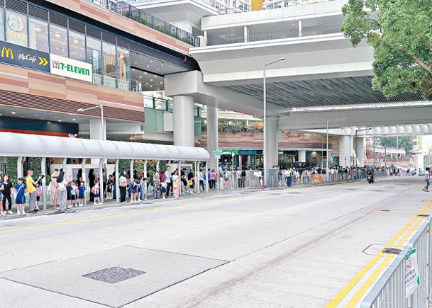 皇后山邨：小巴站昨晨再現長長人龍，由小巴站一直延伸至商場餐廳位置。