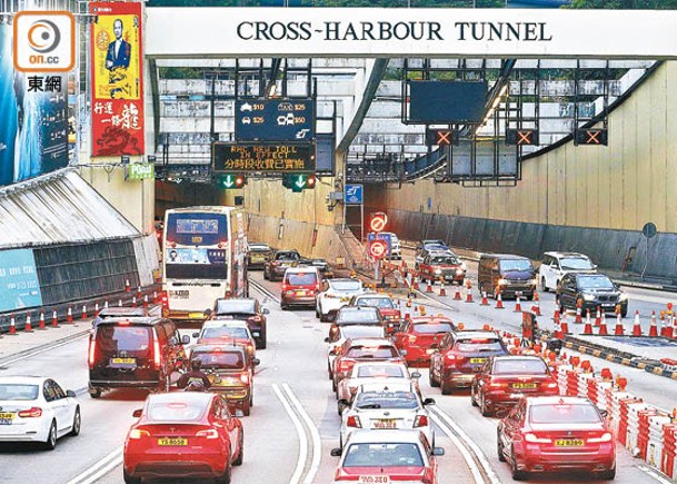 三隧分時段收費實施後，繁忙時間整體車流量微跌3％。