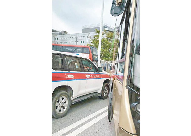 警車疑收掣不及  硬撼九巴