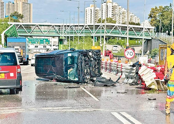 切線遇私家車駛至  貨Van扭軚自炒翻側