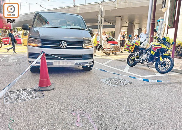 涉事客貨車停在現場受查。（陳俊華攝）