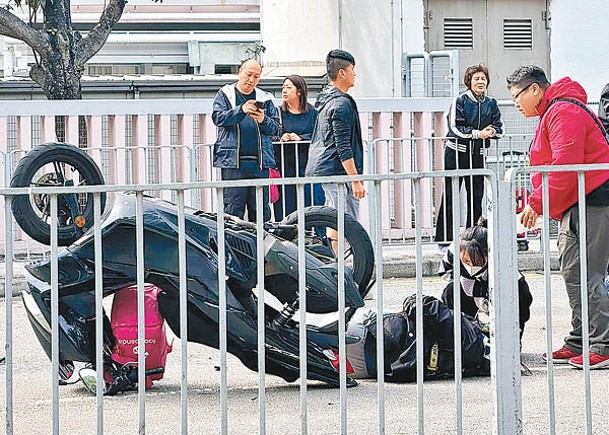 電單車撼的士  女鐵騎乘客傷