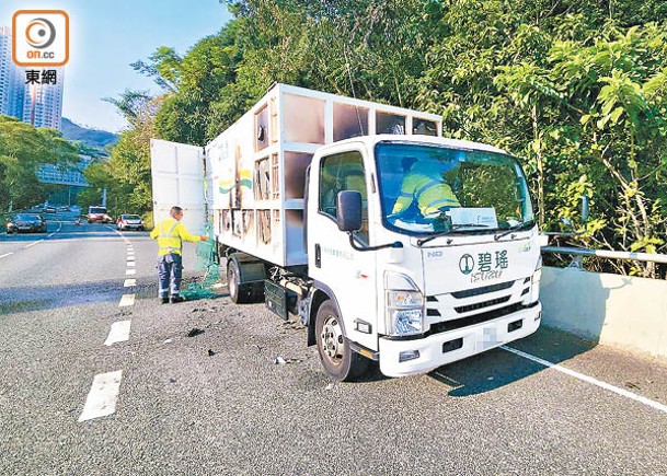 食環外判商貨車  行駛間起火