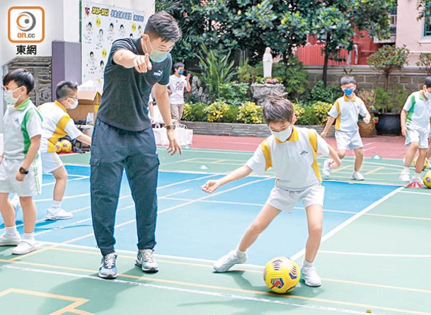 在體育老師指導下同學們改善傳球。