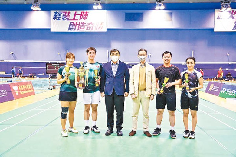 謝影雪（左起）與鄧俊文連續3屆贏得混雙冠軍。