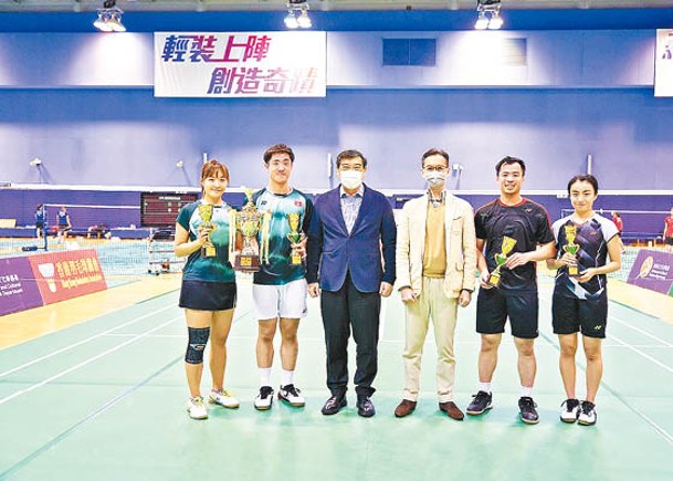 謝影雪（左起）與鄧俊文連續3屆贏得混雙冠軍。