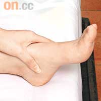 腳踝太溪位連接足少陰腎經，刺激此穴有益腎納氣之效。