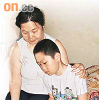 慶仔無法上學，慶母只能在家中教導兒子認字。