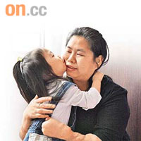阿瑩對女兒十分疼愛，兩人常擁抱及親吻。