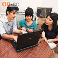 三星電子香港有限公司企業市務部副總監楊梓譽（右一）與技術員造訪鄧家，並向嘉娜教授電腦知識。