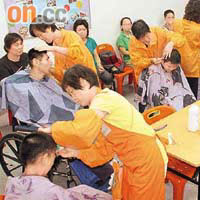 屯門育智中心獲東方日報慈善基金撥款購置剪髮工具，為區內弱能人士提供免費剪髮服務。