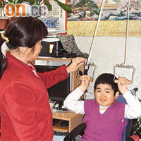 楊母在家中設置簡單器具，讓安仔訓練手臂肌肉。