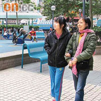 阿濃堅持每日往公園散步，增強身體抵抗力，女兒阿美（左）亦不時陪伴在側。