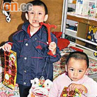 小栩生（右）與兩名哥哥雖失去母愛，但仍能在父親呵護下健康成長。