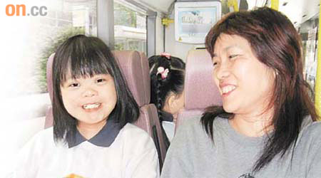 嘉寶（左）熱愛唱歌，乘車上學途中亦會不時哼歌，能令母親樂上半天。