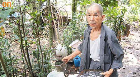 林伯每日收集食水後會存至大膠桶內，以備不時之需。