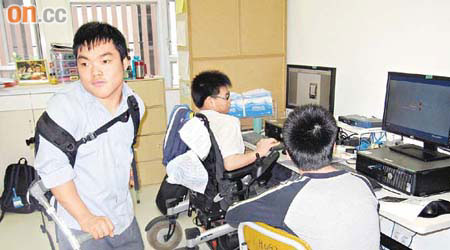宿舍只有兩台電腦供學員借用，豪仔（左）每日需等候多時才能使用。