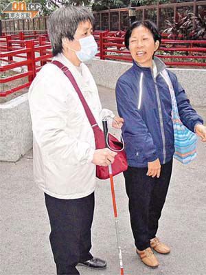 患夜盲症的阿儀（左）有義工陪診，前往覆診倍感安心。
