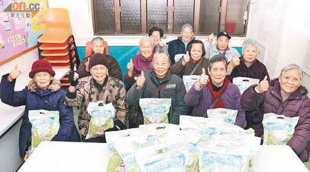 東方日報慈善基金「粒粒顯關懷」計劃十四年來從不間斷向有需要長者送贈白米。