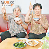 霍秀蓮（左）與陳慕珠（右）為享受分甘同味的雙倍快樂，經常會跟老友記一齊「開飯」。