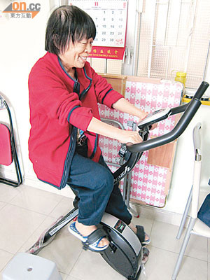 為求令自己有體力對抗病魔，珍姐每天均會花逾半小時踏健身單車。
