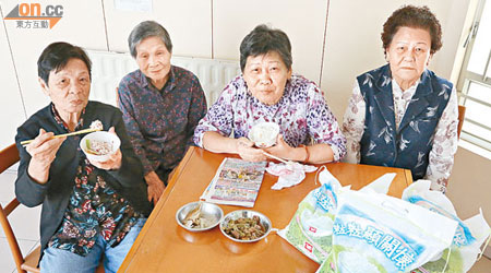 天華邨服務設施大樓長者屋的長者受惠於贈米計劃多年，感激善長慷慨施助。